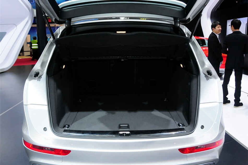 2013款 3.0TFSI 基本型 座椅空间