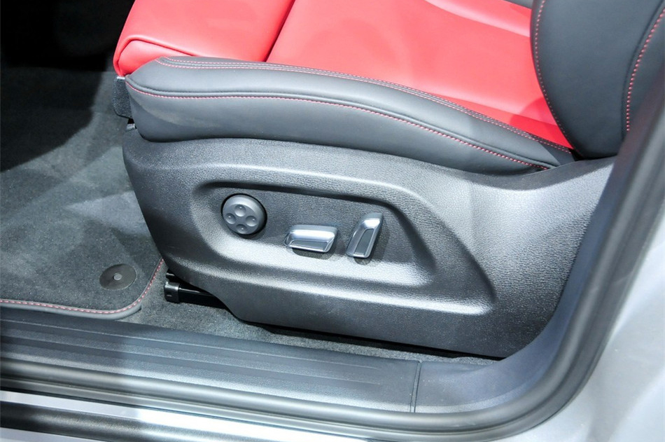 2013款 3.0TFSI 基本型 座椅空间
