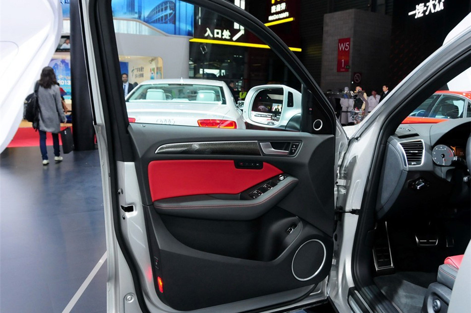 2013款 3.0TFSI 基本型 座椅空间