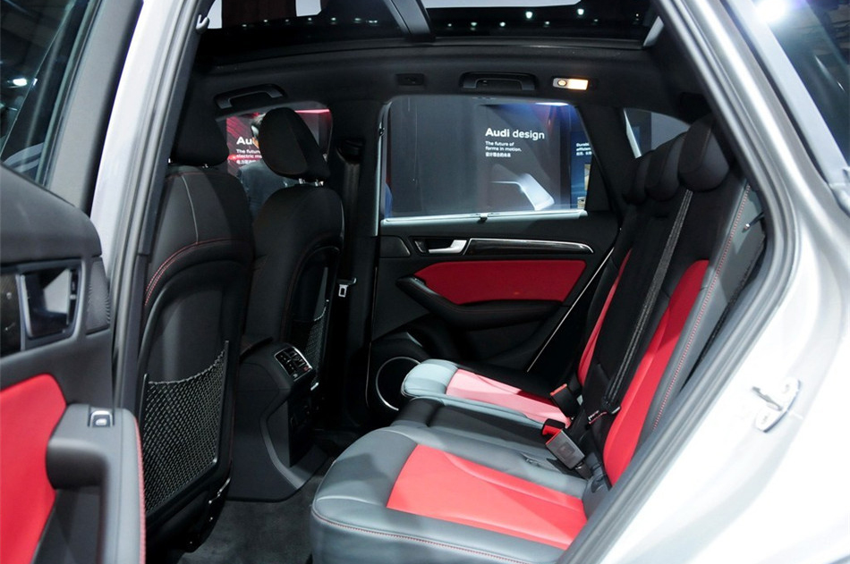 2013款 3.0TFSI 基本型 座椅空间