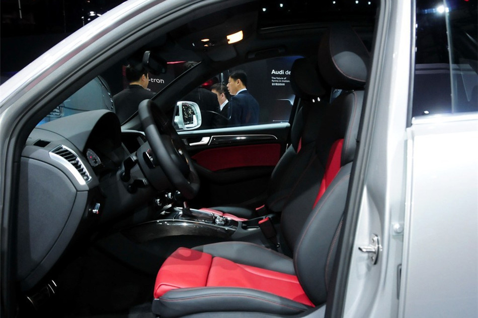 2013款 3.0TFSI 基本型 座椅空间