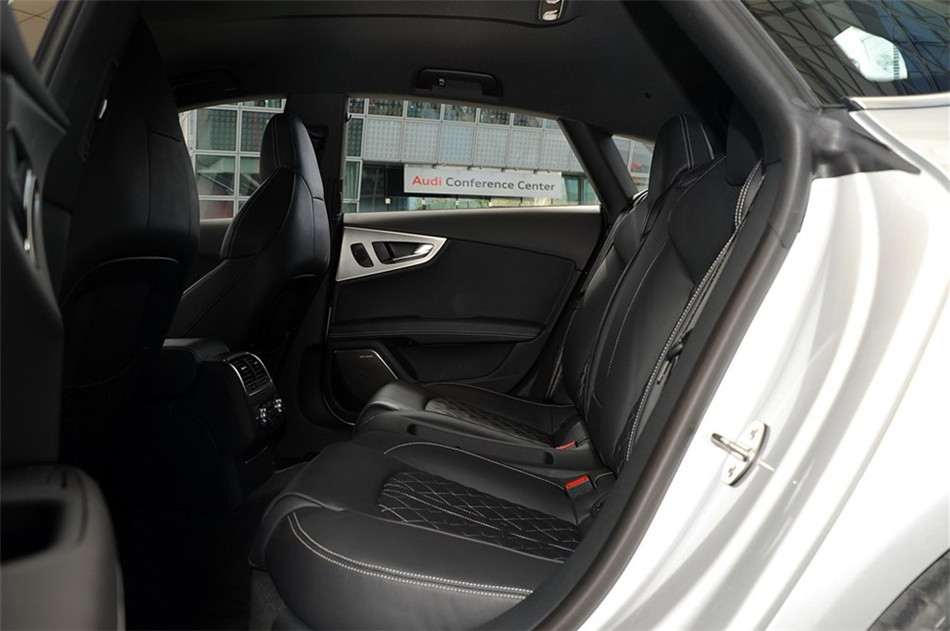 奥迪S7 2013款 S7 4.0TFSI 座椅空间