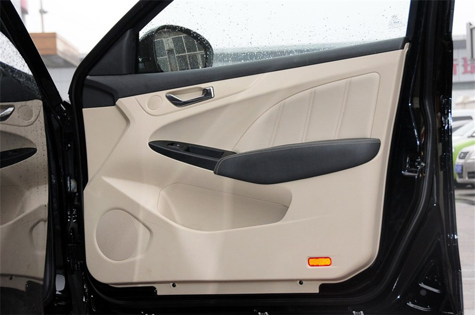 2013款艾瑞泽7 1.6CVT致享版