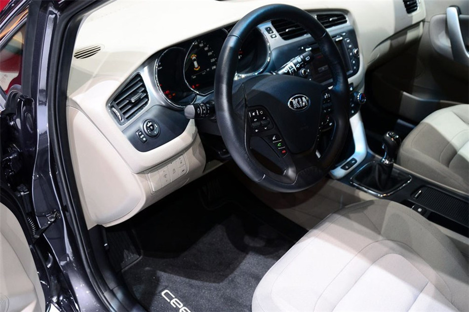 起亚Cee'd 2013款 基本型 内饰