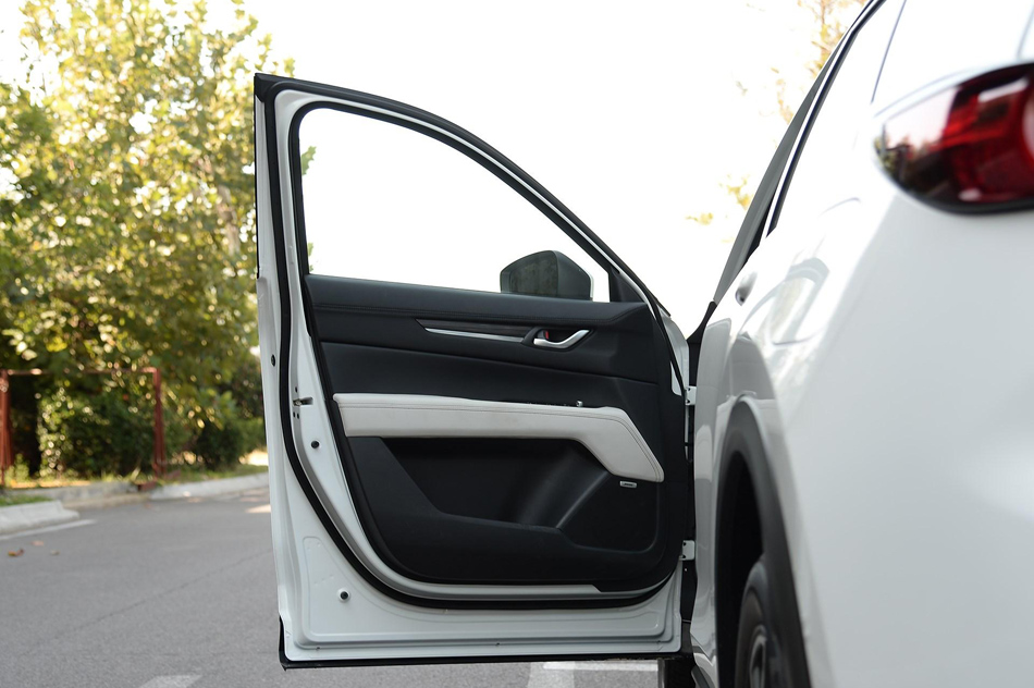 2017款 2.5L 自动四驱旗舰型 座椅空间