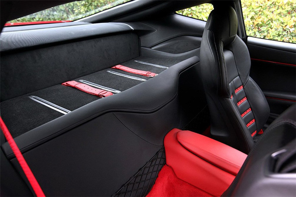 法拉利F12 berlinetta 2013款 空间