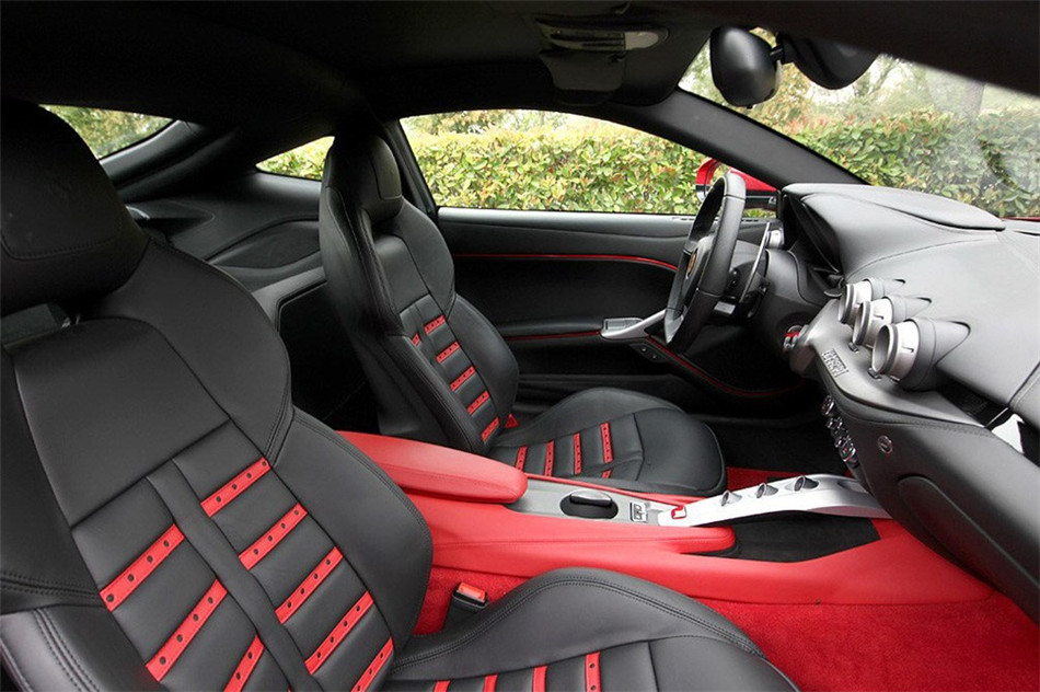 法拉利F12 berlinetta 2013款 空间