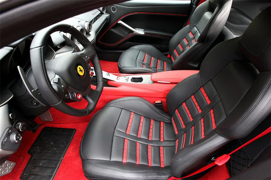 法拉利F12 berlinetta 2013款 空间