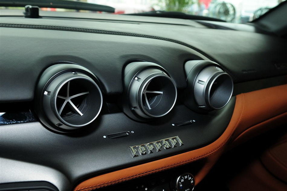 法拉利F12 berlinetta 2013款 内饰