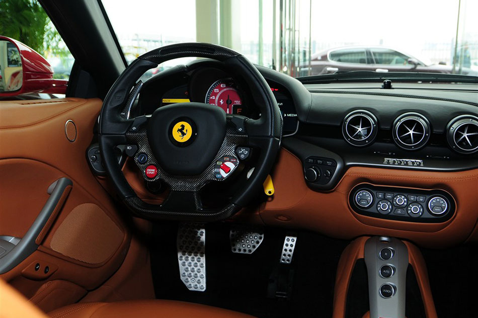 法拉利F12 berlinetta 2013款 内饰