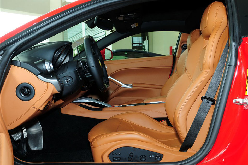 法拉利F12 berlinetta 2013款 空间
