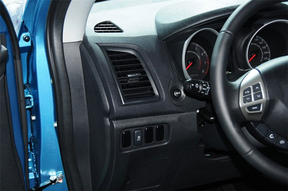 2013款 2.0L AT 四驱旗舰版 内饰