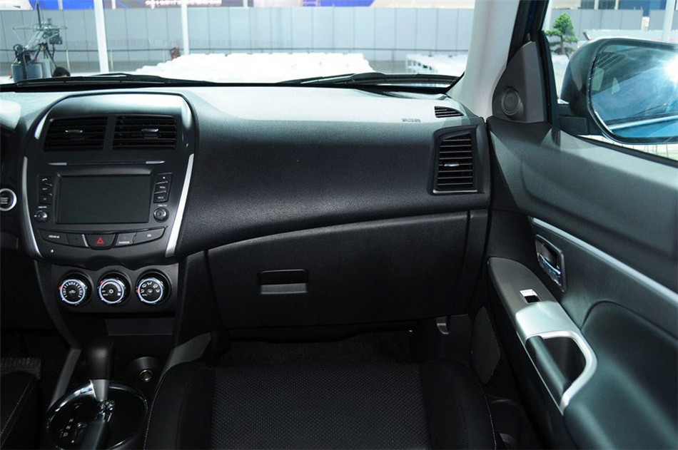 2013款 2.0L AT 四驱旗舰版 内饰