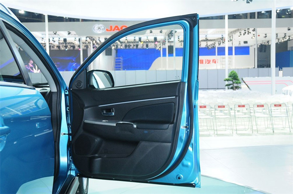 2013款 2.0L AT 四驱旗舰版 座椅空间