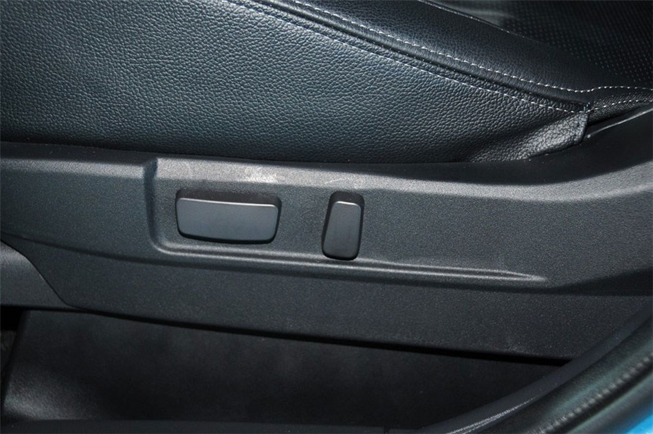 2013款 2.0L AT 四驱旗舰版 座椅空间