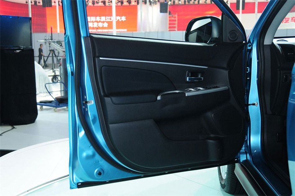 2013款 2.0L AT 四驱旗舰版 座椅空间