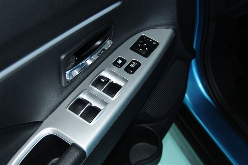 2013款 2.0L AT 四驱旗舰版 座椅空间