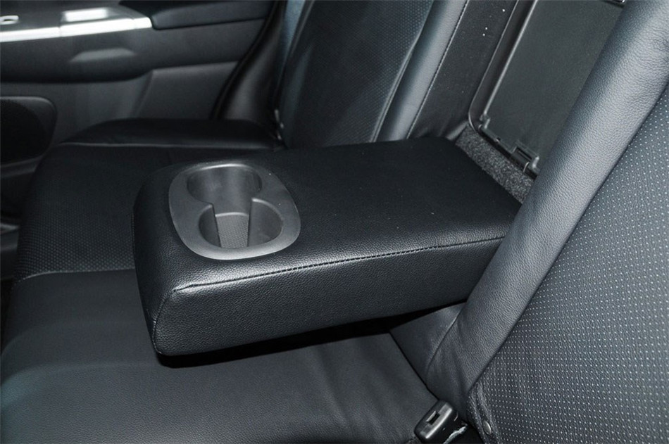 2013款 2.0L AT 四驱旗舰版 座椅空间