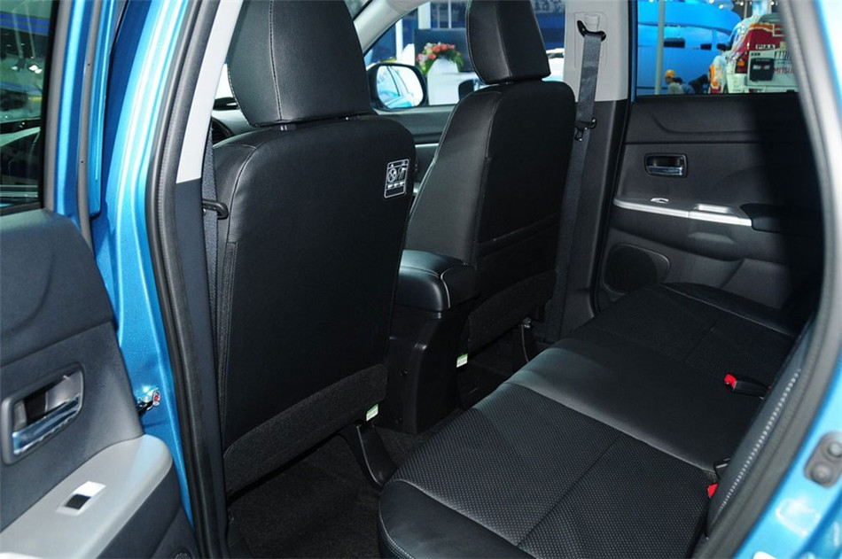 2013款 2.0L AT 四驱旗舰版 座椅空间