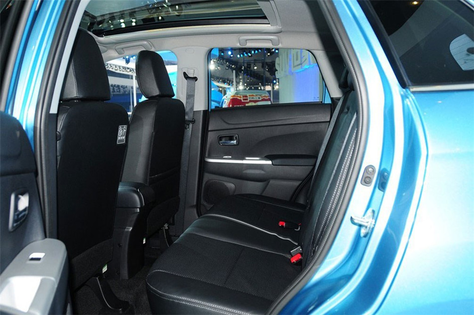 2013款 2.0L AT 四驱旗舰版 座椅空间