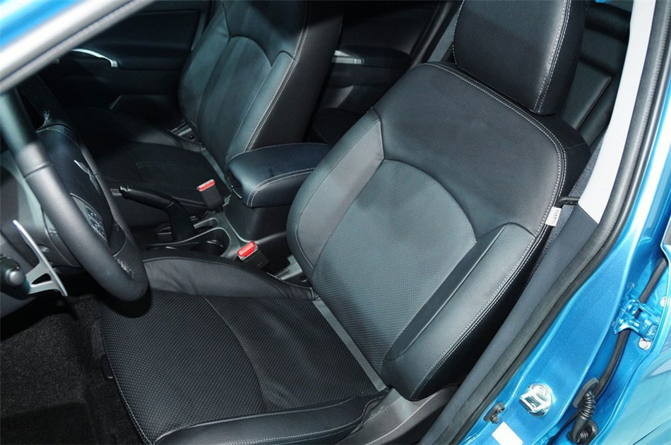 2013款 2.0L AT 四驱旗舰版 座椅空间