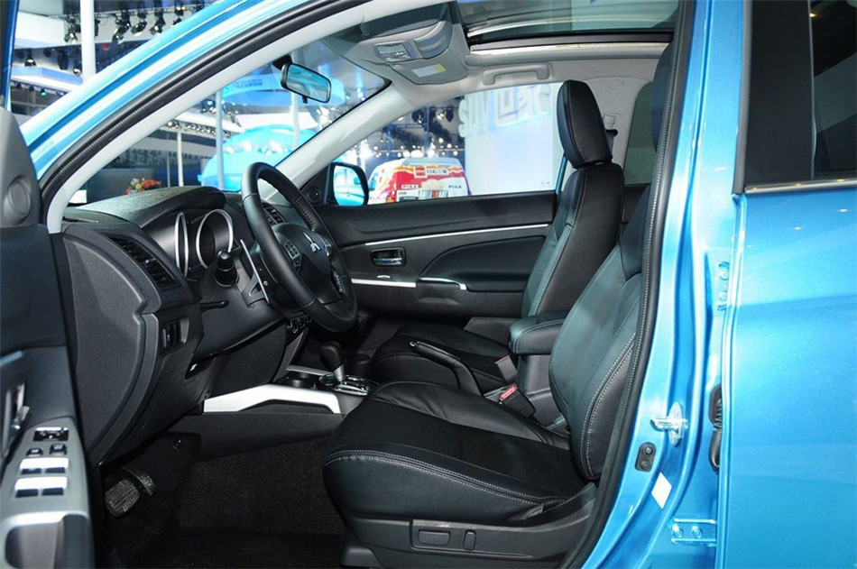 2013款 2.0L AT 四驱旗舰版 座椅空间