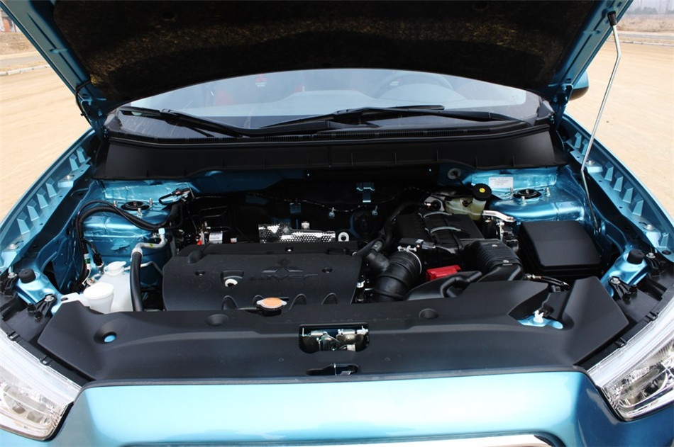 2013款 2.0L AT 四驱旗舰版 引擎底盘