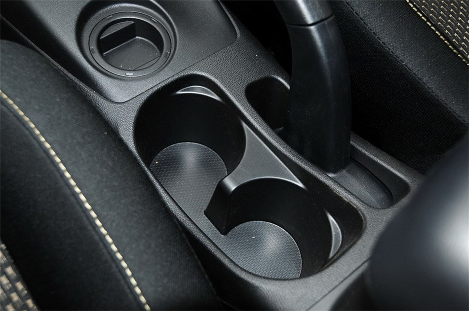 2013款 1.6L MT 两驱标准版 内饰