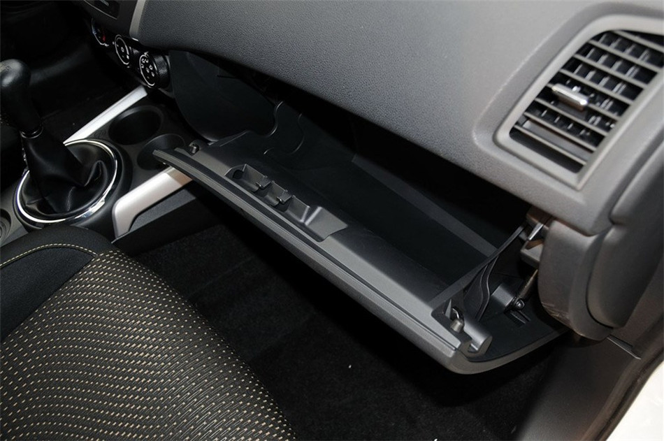 2013款 1.6L MT 两驱标准版 内饰