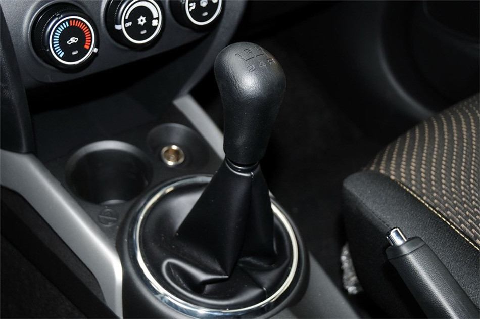 2013款 1.6L MT 两驱标准版 内饰