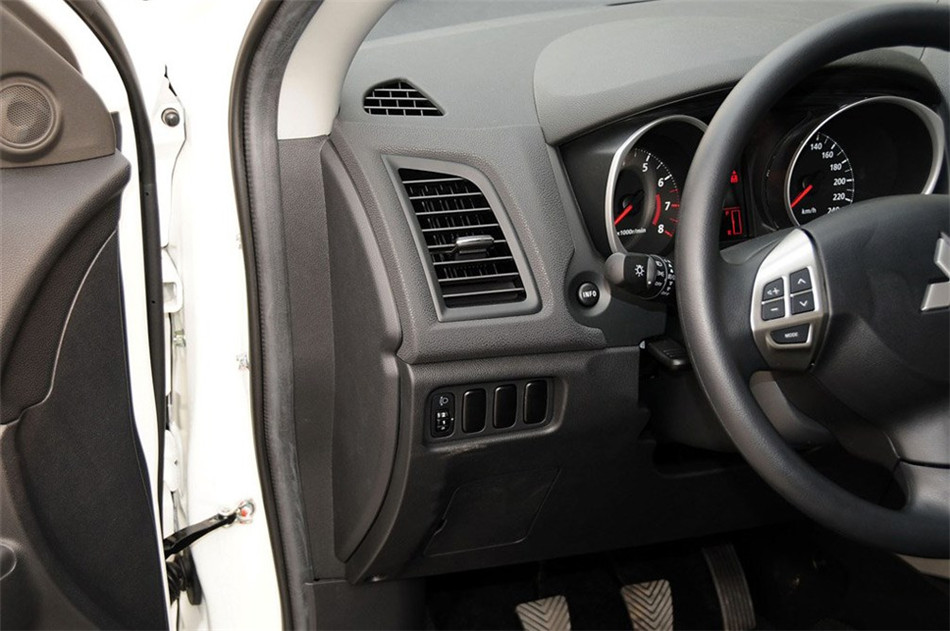 2013款 1.6L MT 两驱标准版 内饰