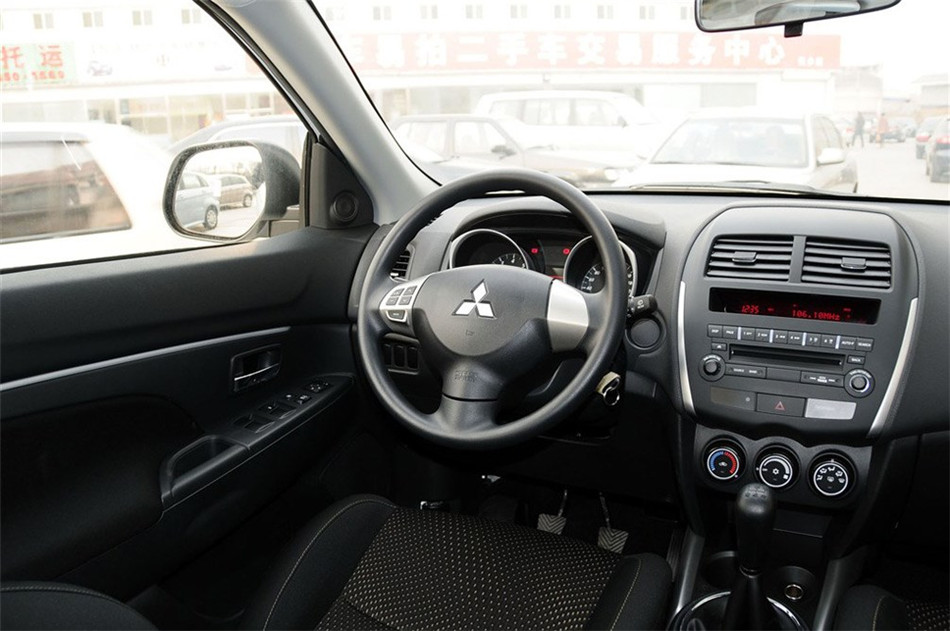 2013款 1.6L MT 两驱标准版 内饰