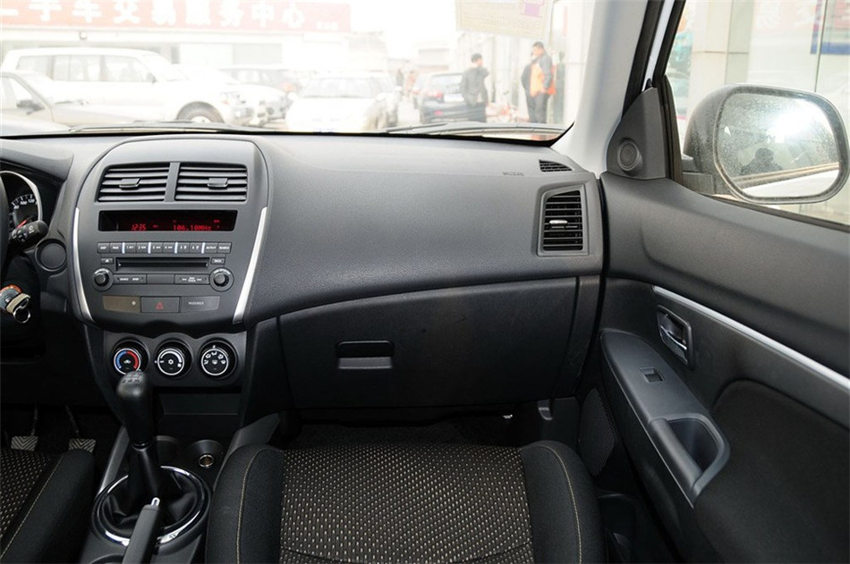 2013款 1.6L MT 两驱标准版 内饰