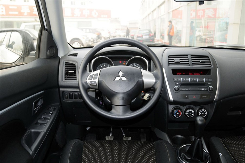 2013款 1.6L MT 两驱标准版 内饰