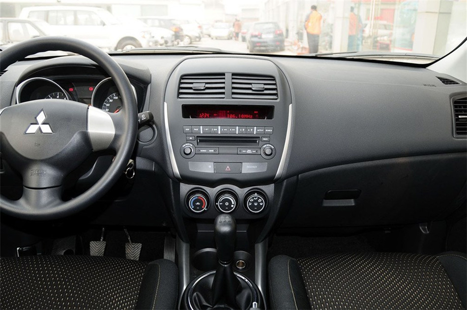 2013款 1.6L MT 两驱标准版 内饰