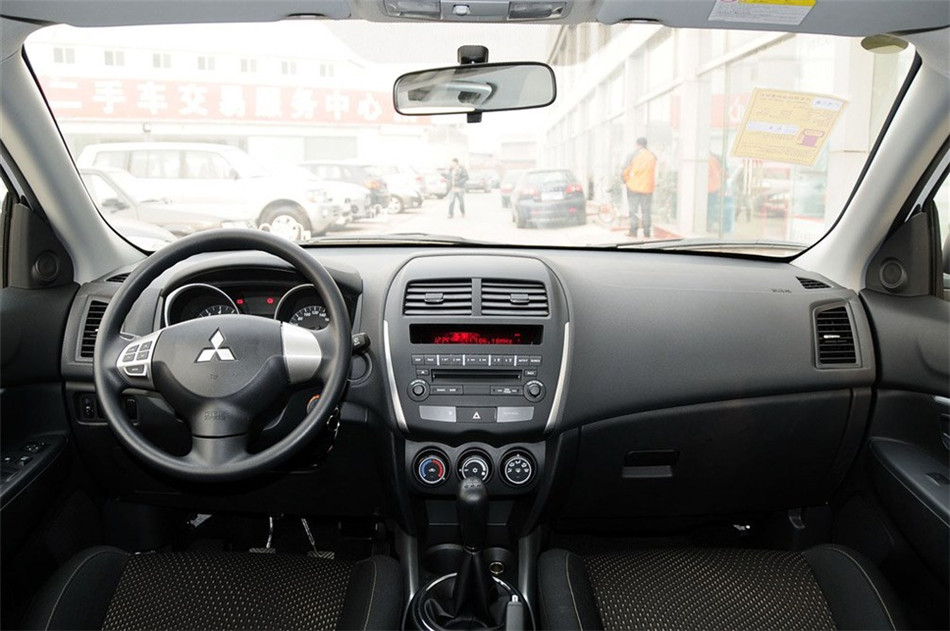2013款 1.6L MT 两驱标准版 内饰