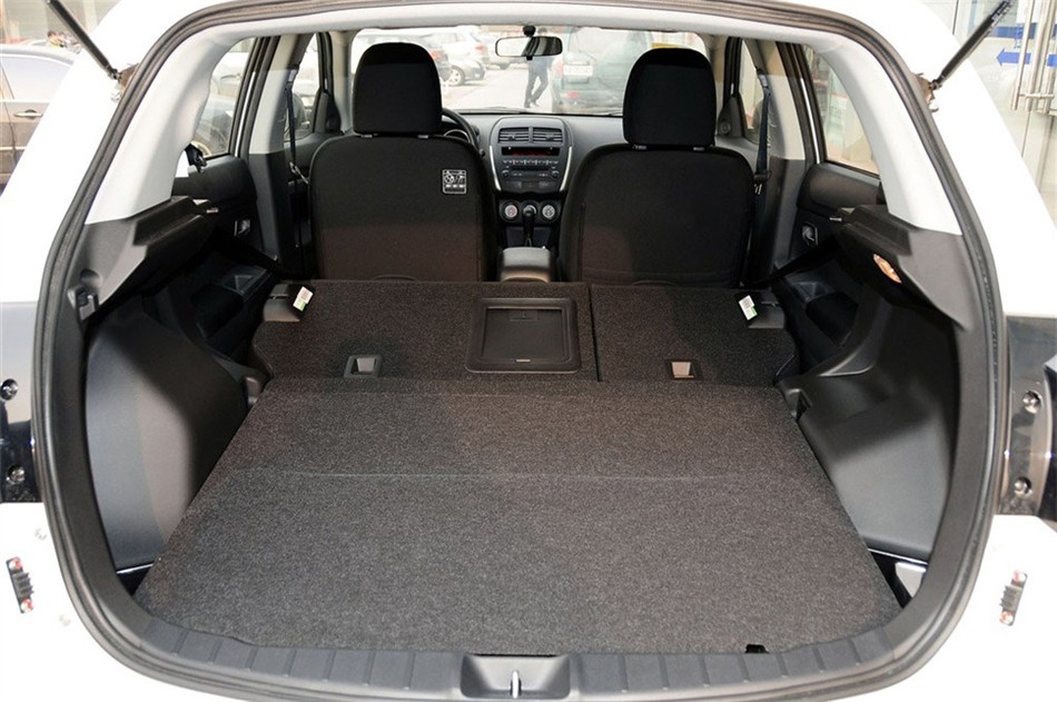 2013款 1.6L MT 两驱标准版 座椅空间