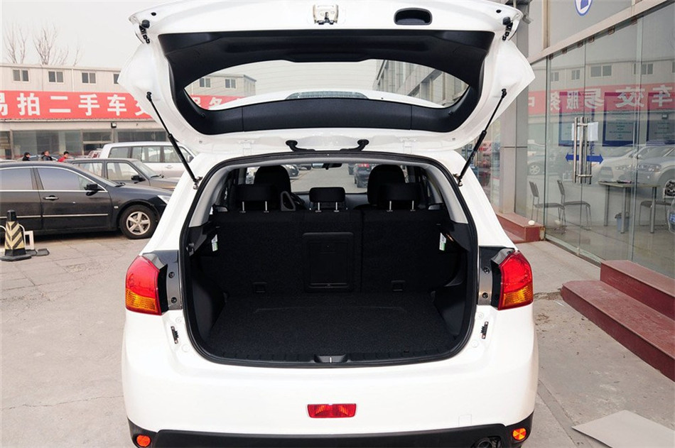 2013款 1.6L MT 两驱标准版 座椅空间