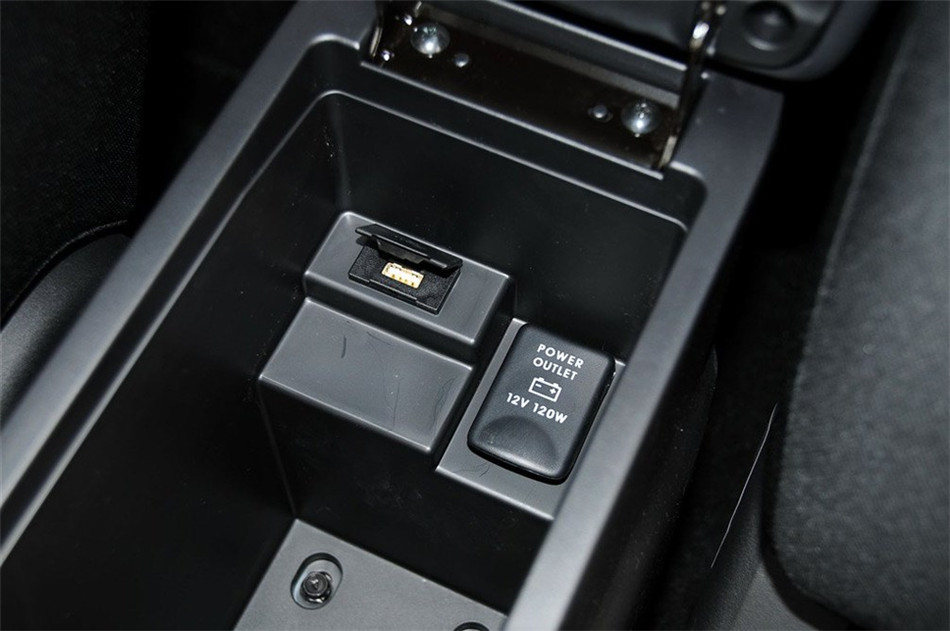 2013款 1.6L MT 两驱标准版 座椅空间