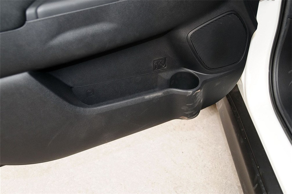 2013款 1.6L MT 两驱标准版 座椅空间