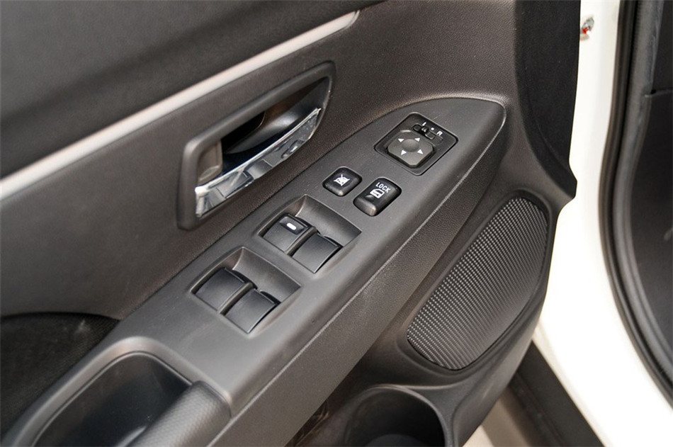 2013款 1.6L MT 两驱标准版 座椅空间