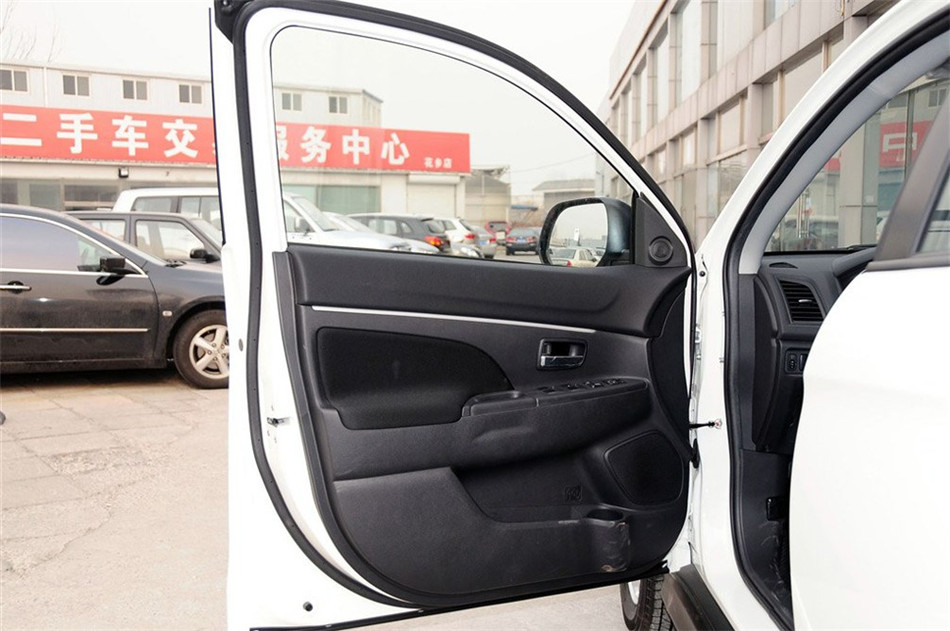 2013款 1.6L MT 两驱标准版 座椅空间