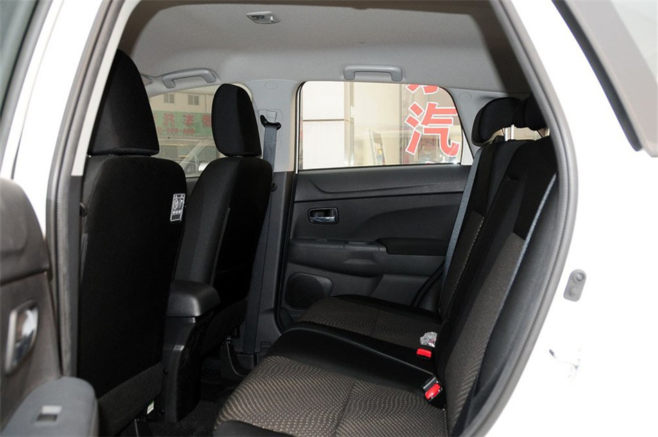 2013款 1.6L MT 两驱标准版 座椅空间