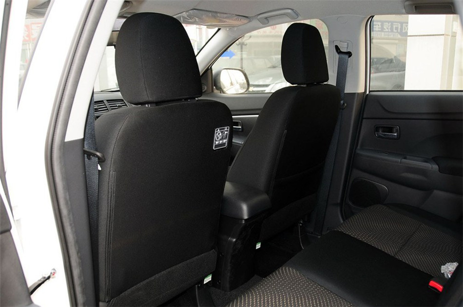 2013款 1.6L MT 两驱标准版 座椅空间