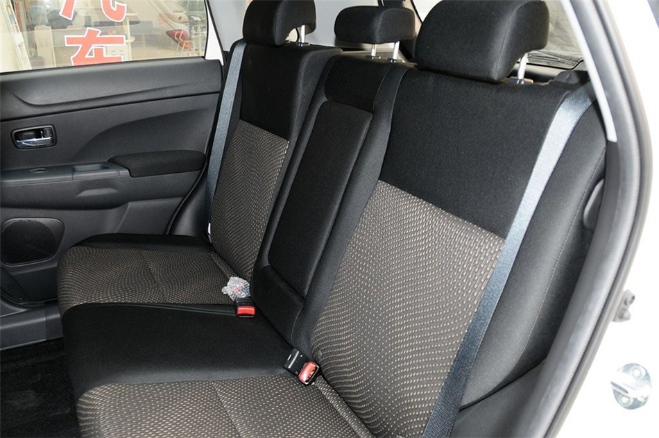 2013款 1.6L MT 两驱标准版 座椅空间