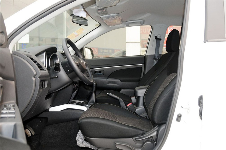 2013款 1.6L MT 两驱标准版 座椅空间