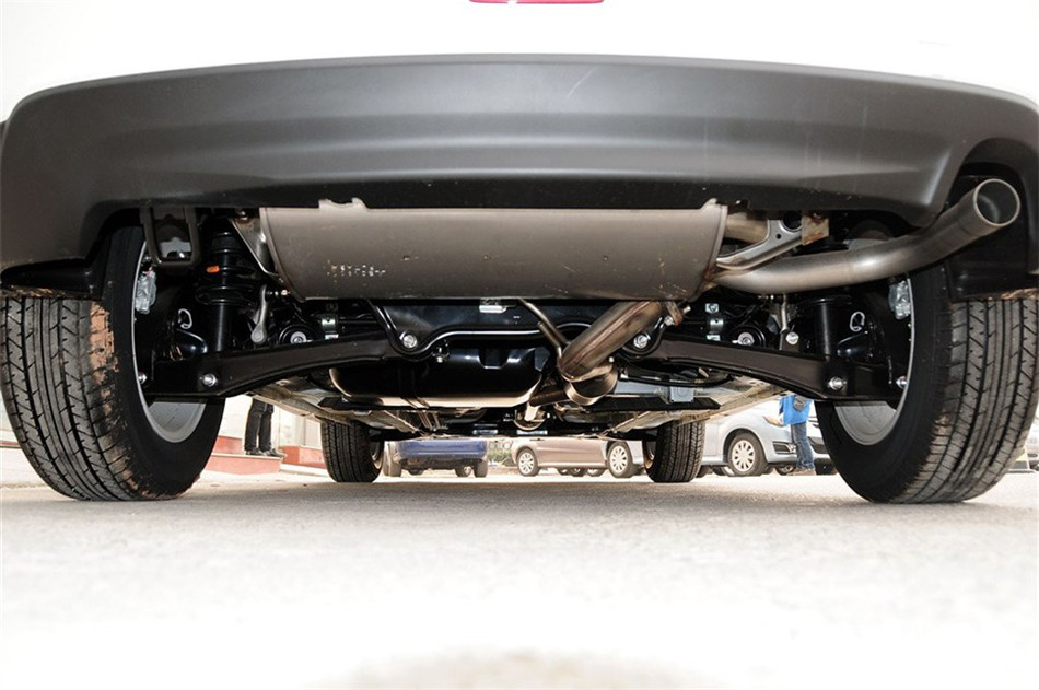 2013款 1.6L MT 两驱标准版 引擎底盘