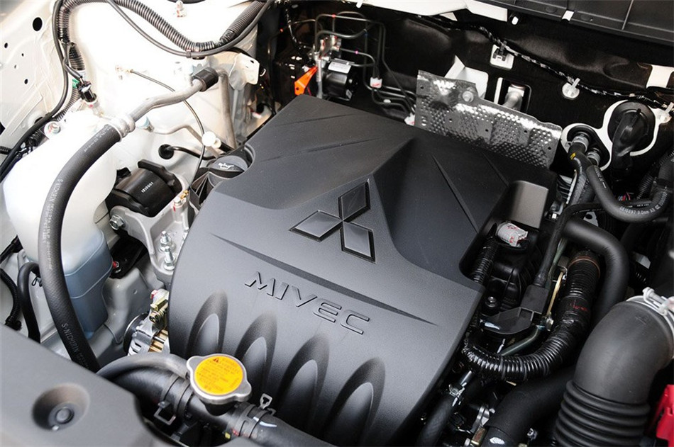 2013款 1.6L MT 两驱标准版 引擎底盘