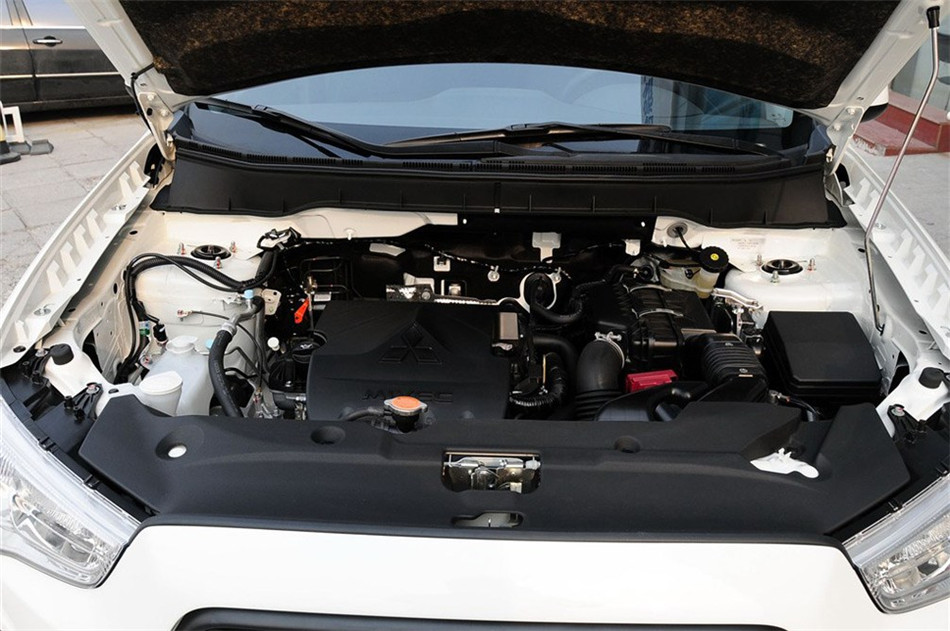 2013款 1.6L MT 两驱标准版 引擎底盘