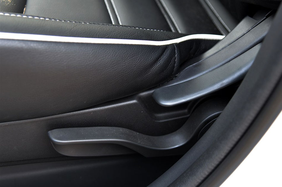 2015款 2.0L 自动两驱精英版 座椅空间